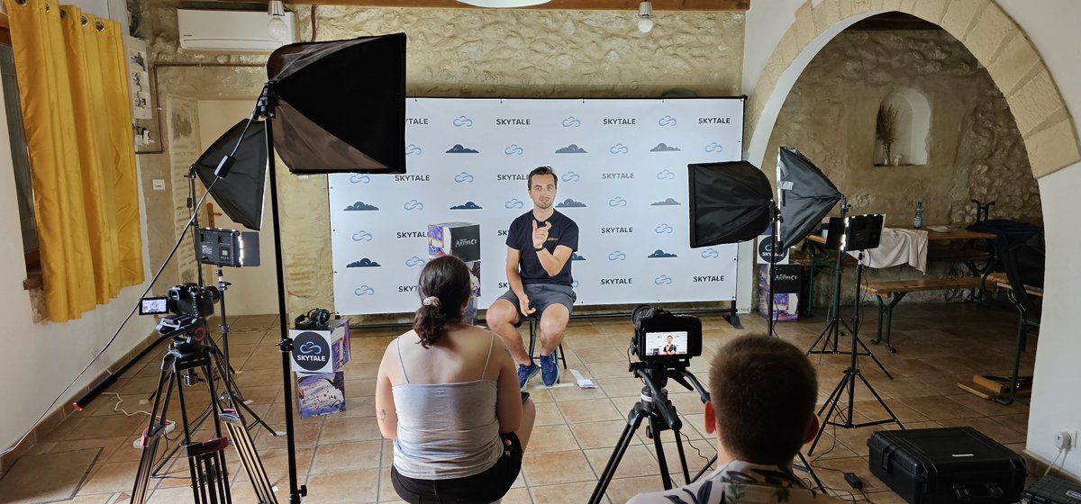 SkytaleFr's tweet photo. On vous prépare du lourd cette année, surtout avec notre partenaire @Elstyos de @Esoldia, qui réalise la prise de vue de toutes nos vidéos interviews (croyez moi, c'est des heures et des heures de boulot !) 🎥 ! Merci pour tout et soyez au rdv pour les prochaines publications ! https://t.co/nI7EIgD2r3