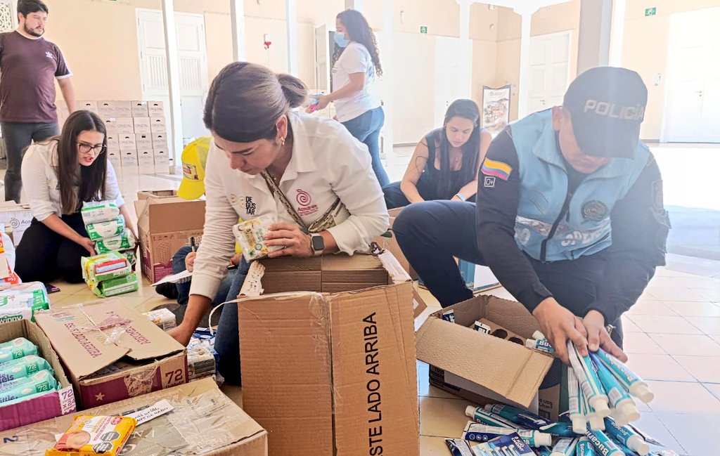 PoliciaCucuta's tweet photo. #JuntosPorElCatatumbo | 👮🏻♂️ El Grupo de Diálogo de #UNDMO, en articulación con #ACODRES, entregó donaciones de alimentos, elementos de aseo y útiles para bebés en el centro de acopio de la Quinta Teresa, beneficiando a las comunidades del Catatumbo afectadas por el conflicto. https://t.co/6HoSCLtyZE