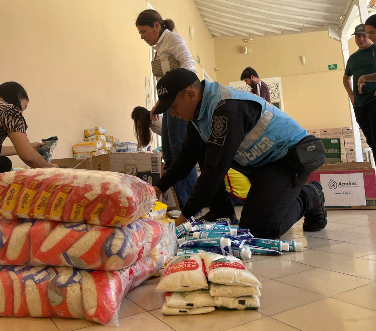 PoliciaCucuta's tweet photo. #JuntosPorElCatatumbo | 👮🏻♂️ El Grupo de Diálogo de #UNDMO, en articulación con #ACODRES, entregó donaciones de alimentos, elementos de aseo y útiles para bebés en el centro de acopio de la Quinta Teresa, beneficiando a las comunidades del Catatumbo afectadas por el conflicto. https://t.co/6HoSCLtyZE