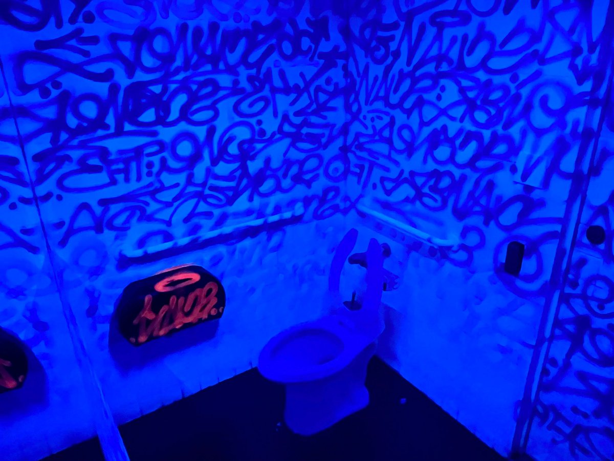 toilography's tweet photo. After more than 11 years, today is my last day in Canada! Yesterday I had brunch with long-term Toilography fan, Audrey, and I very aptly chose L’Avenue not just for its delicious eggs bennies, but for what I knew would be a striking final Canadian loo pic. https://t.co/GEfaPYY4lH