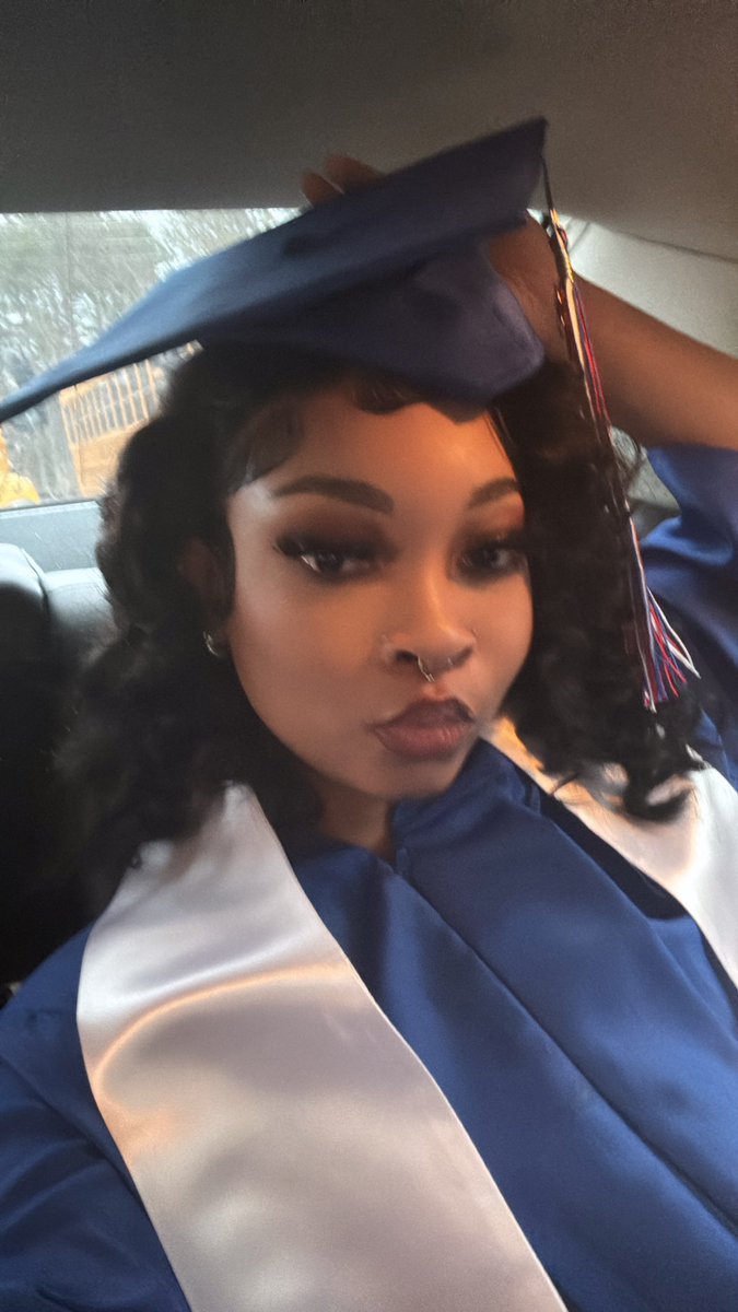 kahvaeh's tweet photo. And I’m out! #classof25 https://t.co/FOL76yltNX