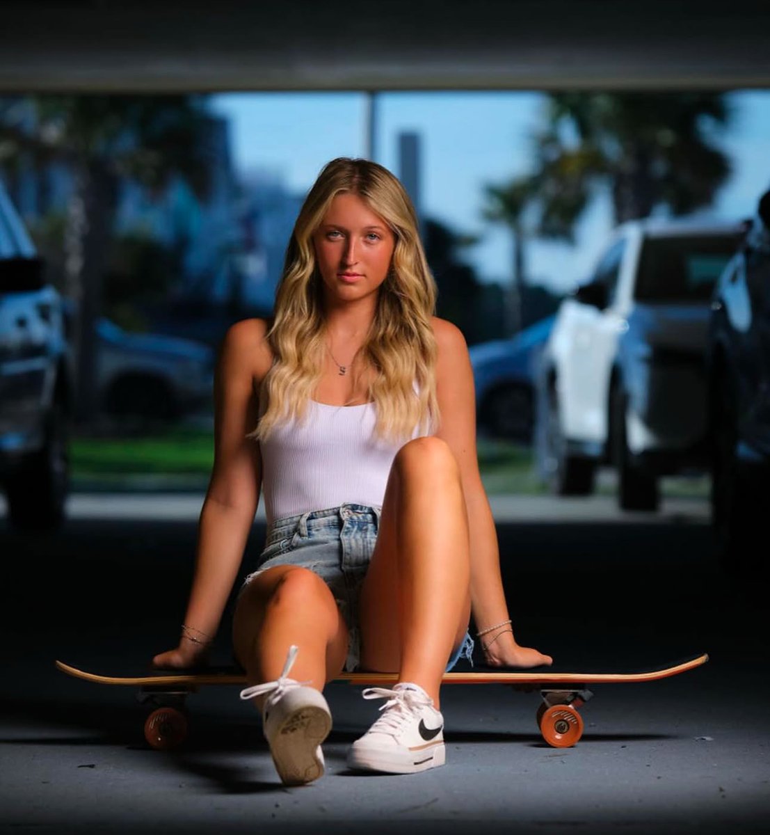 SadieeMadisonn's tweet photo. Chillin' in style with skate vibes and summer feels. 🛹☀️ #SkaterLife https://t.co/9kPMyvcKME