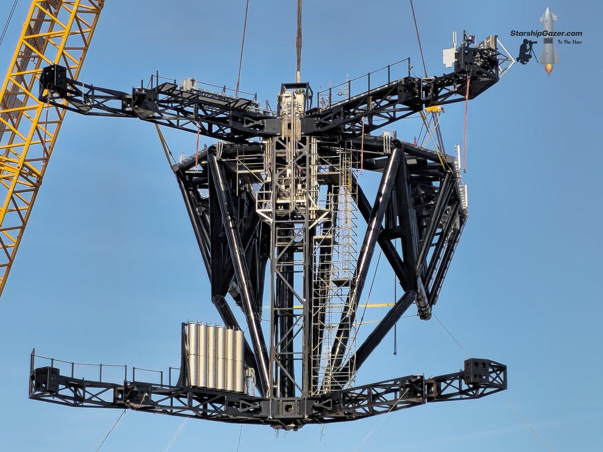 MECHAZILLA CHEGA A SEGUNDA TORRE DO STARSHIP!
A SpaceX está finalizando a instalação dos braços do Mechazilla na nova torre de integração, lançamento e captura do Starship em Starbase! 
📸: <a href="/StarshipGazer/">Starship Gazer</a>