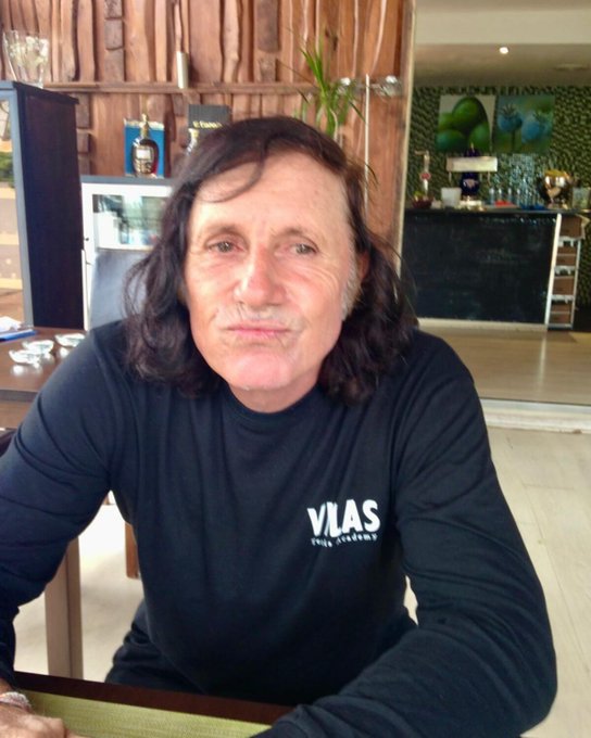 AleBenvegnu's tweet image. La imagen que compartió la esposa de #Vilas que emocionó al mundo del tenis: "Mi guapo".
Phiangphathu #Khumueang sorprendió a los fanáticos al publicar una imagen del legendario extenista argentino, en un gesto que rompe con el habitual hermetismo sobre su estado de salud.