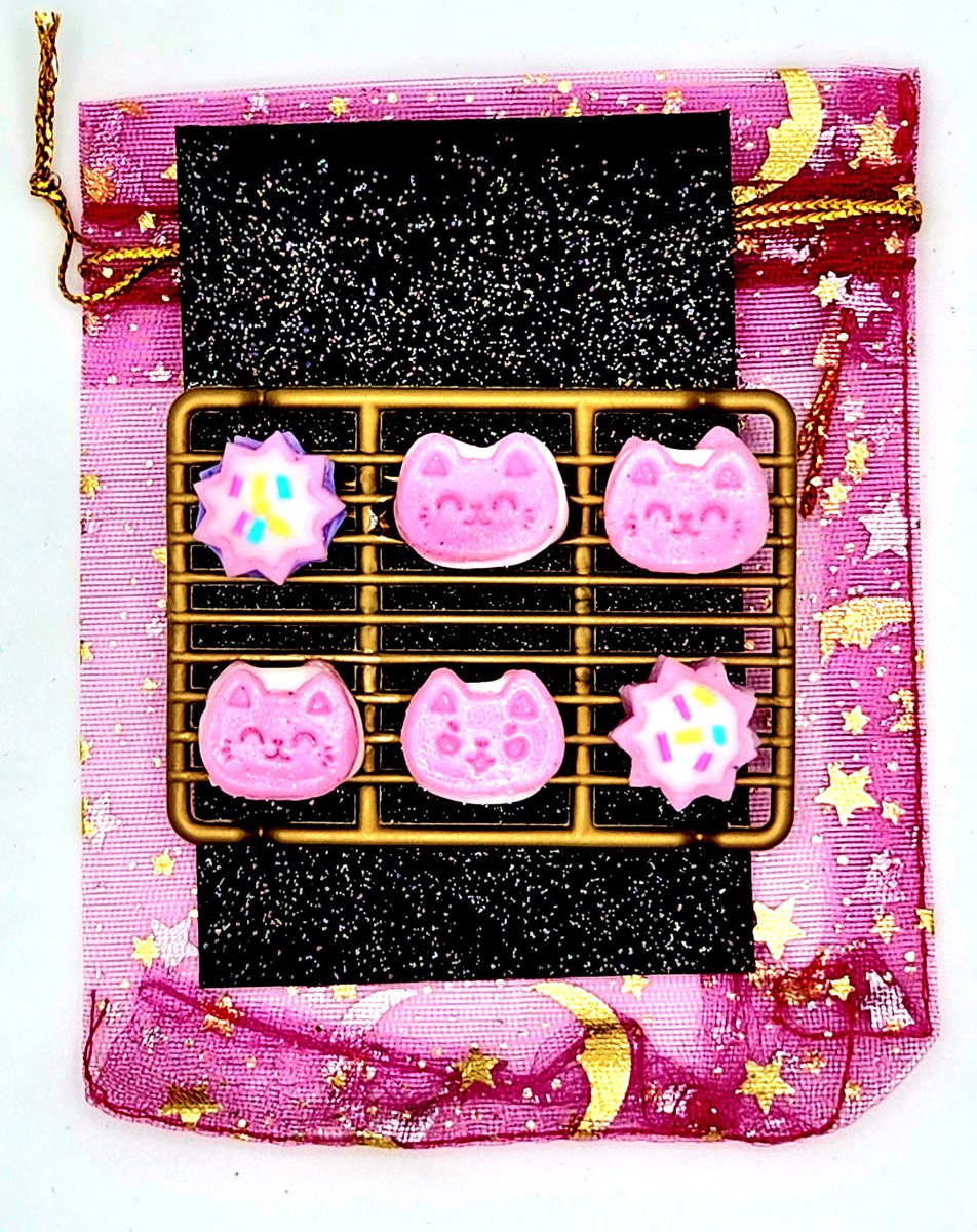 Raveneesimo's tweet photo. Cookie Cat Brooches! The pink version 💗 #SU #StevenUniverse #Crewniverse #Handmade #Signed #Clay #Resin #pin #brooch #cartoonnetwork #cn https://t.co/mksmpapfST