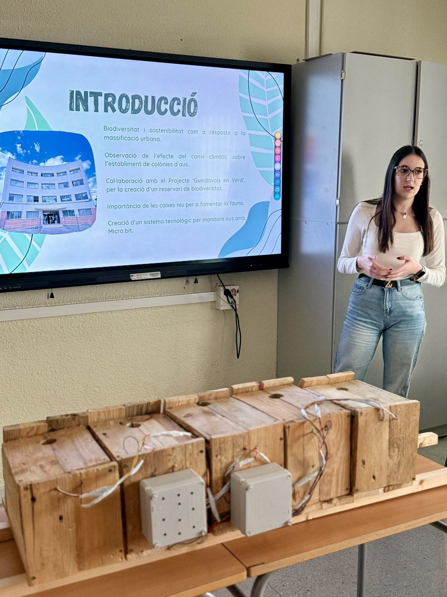 Tot un èxit la VIII Jornada de recerca Guindàvols! Una vintena d’alumnes de 2BAT ha compartit amb l’alumnat de 1BAT la seva experiència amb els seus TRs, donant-los útils consells de com arribar a l’excel·lència en la recerca en tots els àmbits de coneixement i ciència.