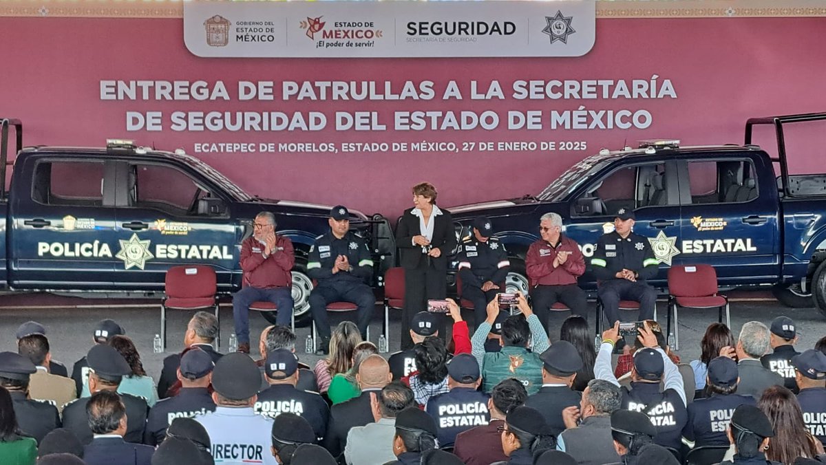 Diario_Portal's tweet photo. 👥Entrega gobernadora @delfinagomeza
100 #patrullas para reforzar #seguridad en municipios del #nororiente del #Estado de #México 

🙋🏻‍♀️De las 100 patrullas que fueron entregadas 30 fueron destinadas para patrullar el municipio de #Ecatepec.

https://t.co/DOzzOz3jhr https://t.co/yfrpFnIk2r