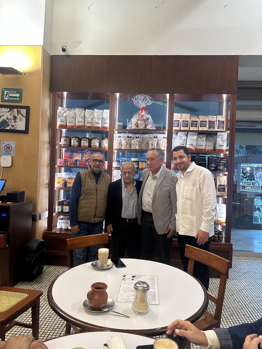 anacrismv's tweet photo. Compartimos un rico café  con el señor Sam Hayek, una gran persona llena de calidez. ¡Siempre es un gusto rodearse de gente que inspira y aporta tanto a Veracruz! 
￼
#PorAmorABoca #MantengamosElRumbo https://t.co/WMygFHwHpG