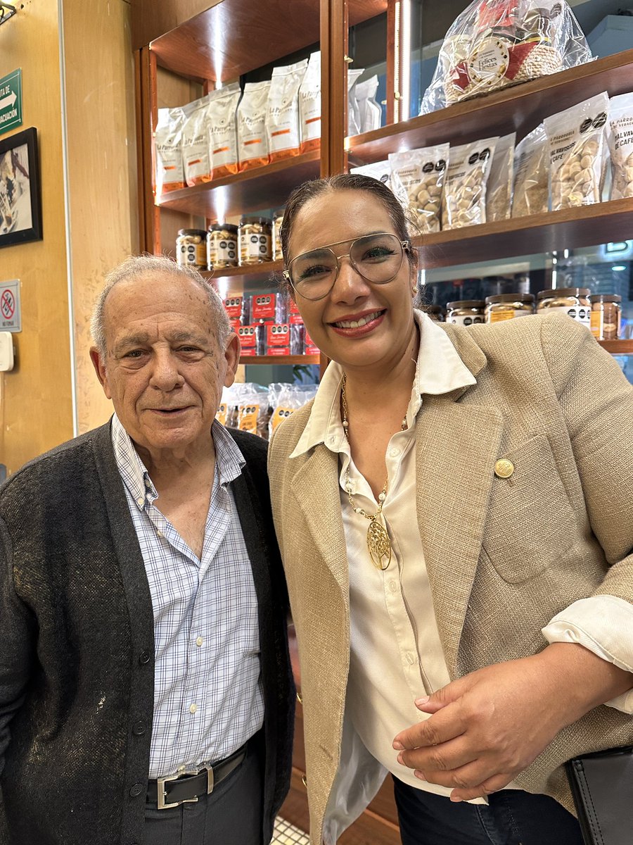 anacrismv's tweet photo. Compartimos un rico café  con el señor Sam Hayek, una gran persona llena de calidez. ¡Siempre es un gusto rodearse de gente que inspira y aporta tanto a Veracruz! 
￼
#PorAmorABoca #MantengamosElRumbo https://t.co/WMygFHwHpG