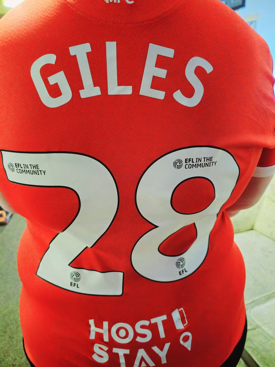 FrancksGal's tweet photo. New shirt day!👚 Thank you for my new @ryangiles7 😍 @Boro ❤️ shirt @PBurke1981 😘 I love it!! 🥰 #Boro #UTB #RG28 https://t.co/YrzaOo9XLR