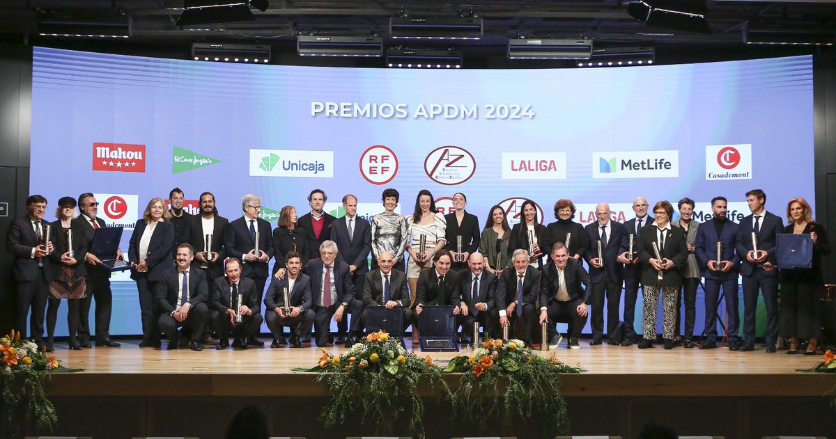 LydiaBermejoM's tweet photo. Foto de familia! #NuestraGala #NuestrosPremios @prensadeportMAD https://t.co/wPTac2QHuE