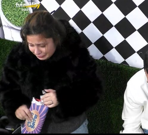 A Sandrina just a girl bem deprimida e a comer chocolate, bem a representar as ritetes HSJSJSJS😭😭 #sstvi #ssdf