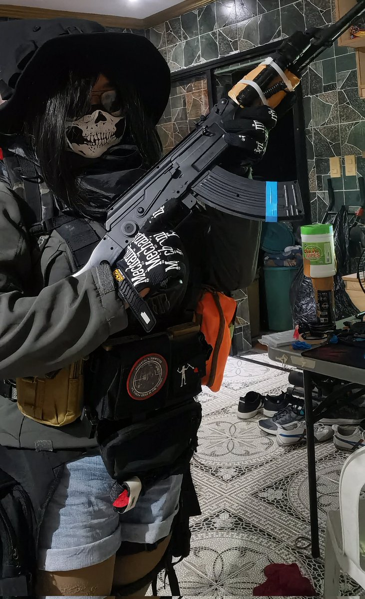 mp5bolt's tweet photo. surely, I can go to ren faire like this right? https://t.co/xH9MCRDomT
