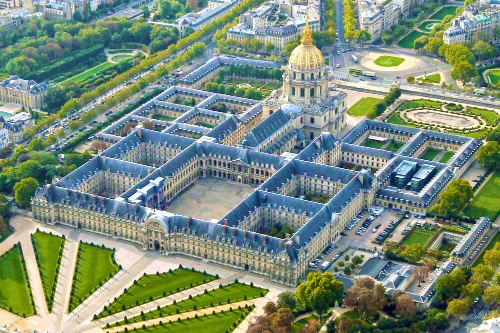 1500 ans de grandeur royale 
vs. 200 ans de chaos républicain 

Le bilan est clair.  

La république, un théâtre d’ambitions égoïstes, où les carriéristes vendent nos traditions au mondialisme.