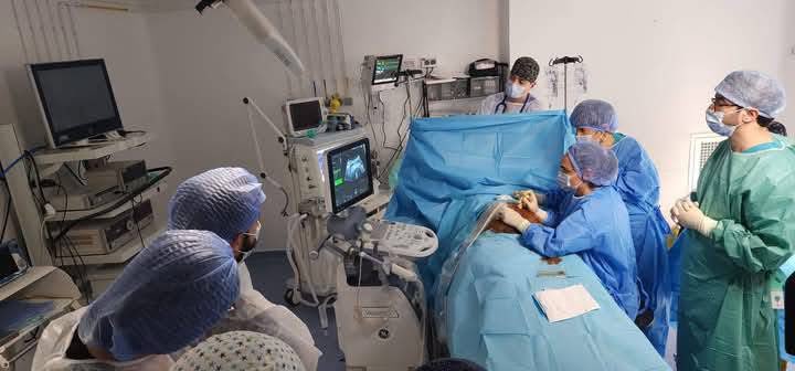tunisialphanews's tweet photo. 🇹🇳🩺Un nouvel exploit médical a été réalisé par une équipe médicale tunisiennedu  Centre de Obstétrique et de Néonatologie de Tunis.

Un dispositif de drainage a été mis en place par l'équipe médicale pour recueillir les liquides des poumons d'un fœtus au début de son 7e mois, dans l'utérus de sa mère.

Dalenda Shell a été responsable de cette opération en collaboration avec la professeure 'Carmela Votino' et l'équipe médicale du service d'anesthésie et de réanimation sous la direction du professeur 'Hayen Maghrebi.

La réussite de l'opération illustre le développement et l'efficacité du secteur médical public tunisien, à la fois au niveau local et international.