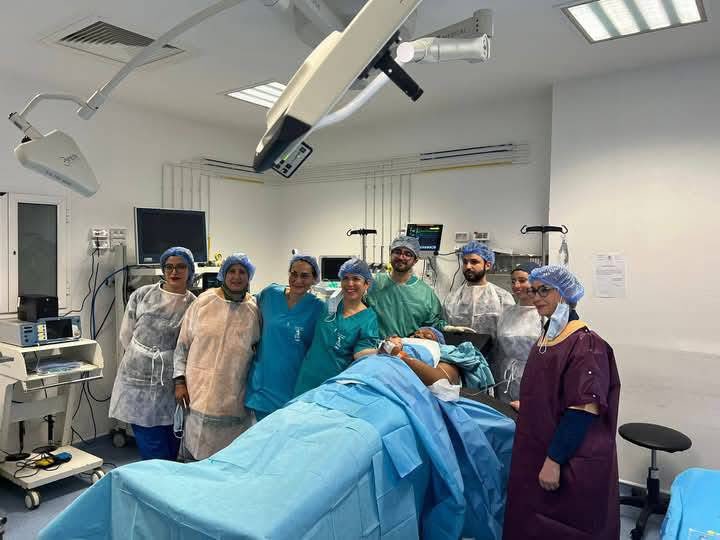 tunisialphanews's tweet photo. 🇹🇳🩺Un nouvel exploit médical a été réalisé par une équipe médicale tunisiennedu  Centre de Obstétrique et de Néonatologie de Tunis.

Un dispositif de drainage a été mis en place par l'équipe médicale pour recueillir les liquides des poumons d'un fœtus au début de son 7e mois, dans l'utérus de sa mère.

Dalenda Shell a été responsable de cette opération en collaboration avec la professeure 'Carmela Votino' et l'équipe médicale du service d'anesthésie et de réanimation sous la direction du professeur 'Hayen Maghrebi.

La réussite de l'opération illustre le développement et l'efficacité du secteur médical public tunisien, à la fois au niveau local et international.