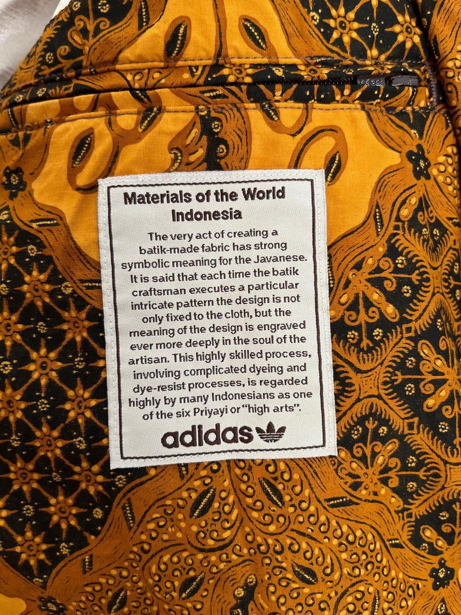 Adidas x Batik Indonesia

Materials of the World Indonesia-Batik tracktop 1/1.000 wordwide
"1 dari 1000 pcs di seluruh dunia".