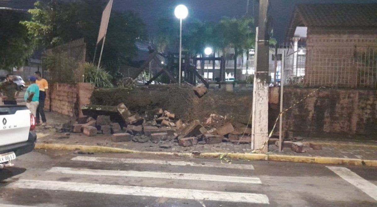 RodrigoBattist9's tweet photo. Atualizando: chamados são atendidos pela nossa Defesa Civil. Demandas devem ser enviadas através do WhatsApp. Estamos na rua! https://t.co/cxnz6JbjgP