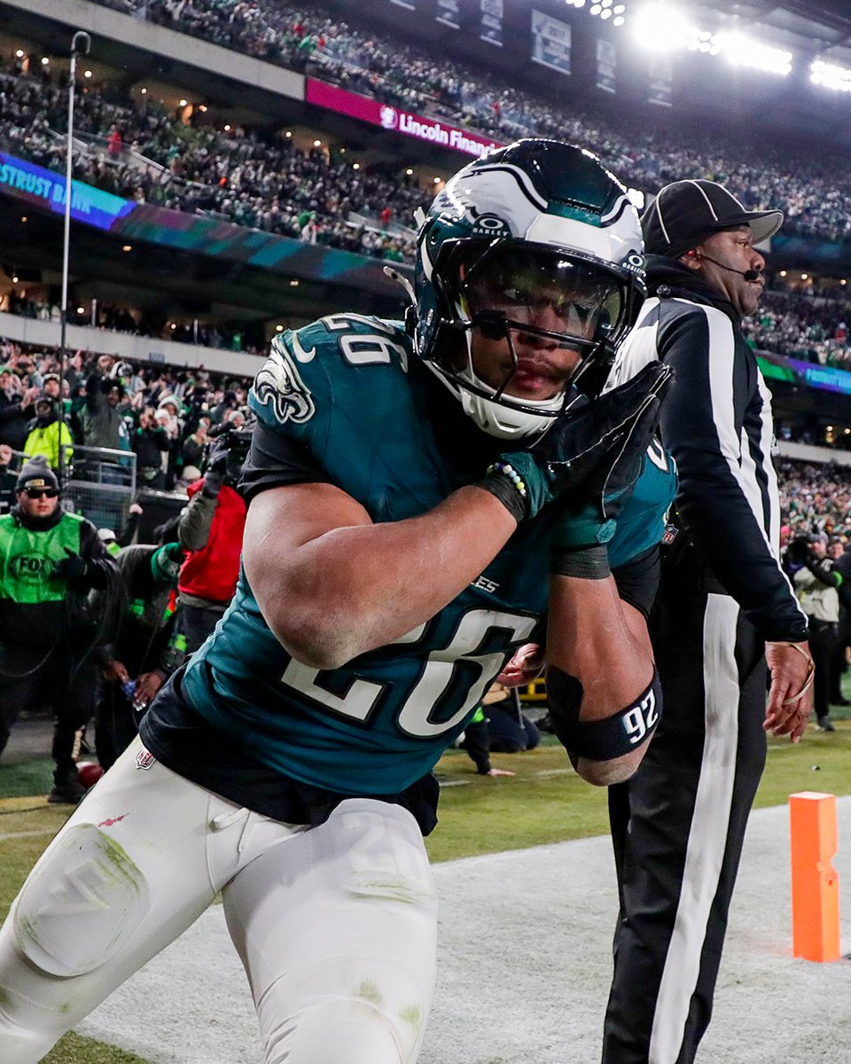 Eagles's tweet photo. Night, night #EaglesEverywhere 😏 https://t.co/f7VIVrGUgK