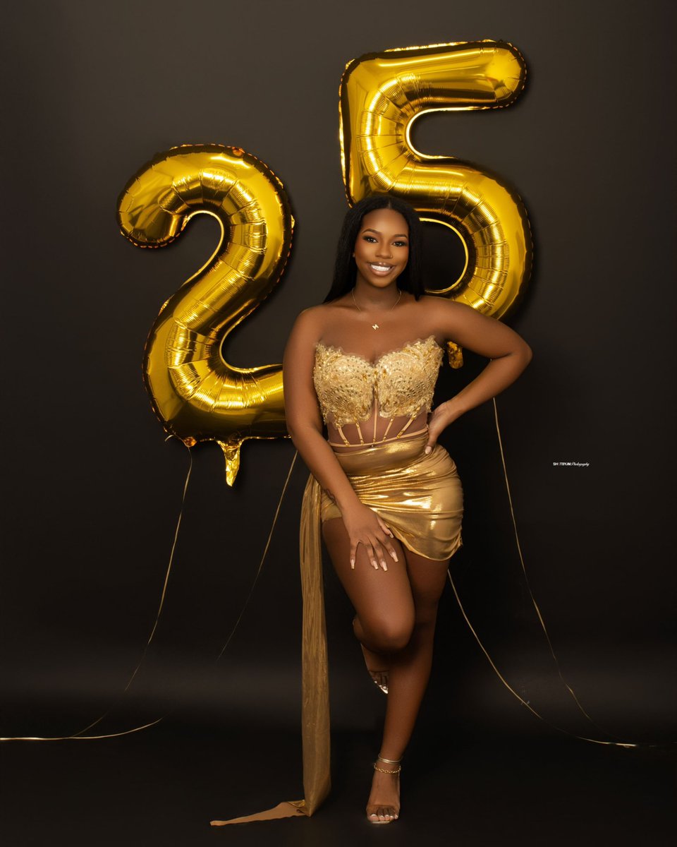 daph0125's tweet image. 25 on the 25th🥂💛 #goldenyear