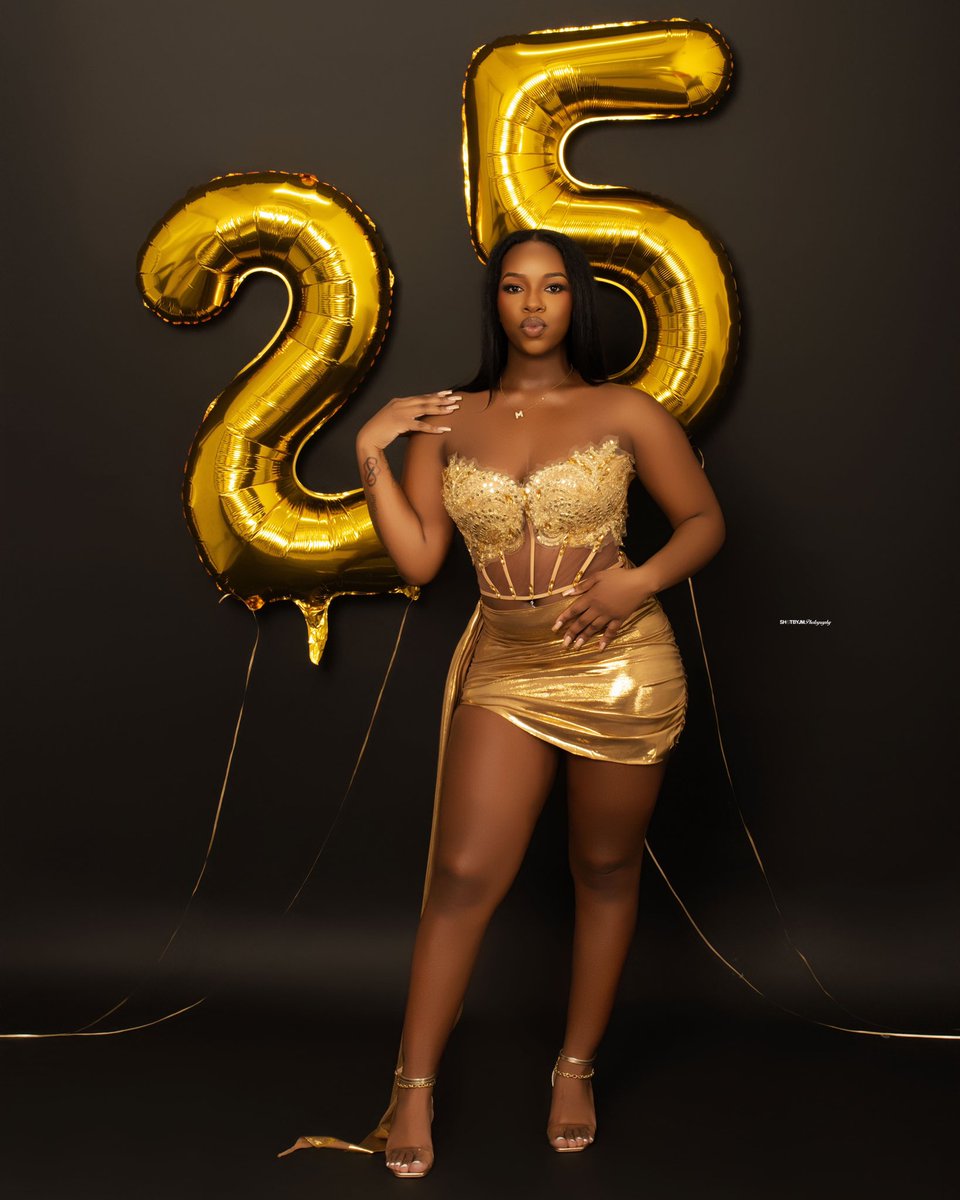 daph0125's tweet image. 25 on the 25th🥂💛 #goldenyear