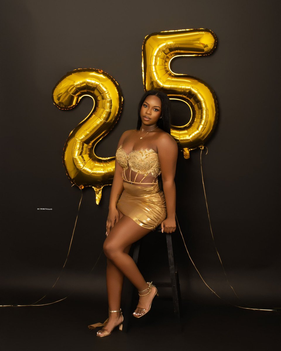 daph0125's tweet image. 25 on the 25th🥂💛 #goldenyear
