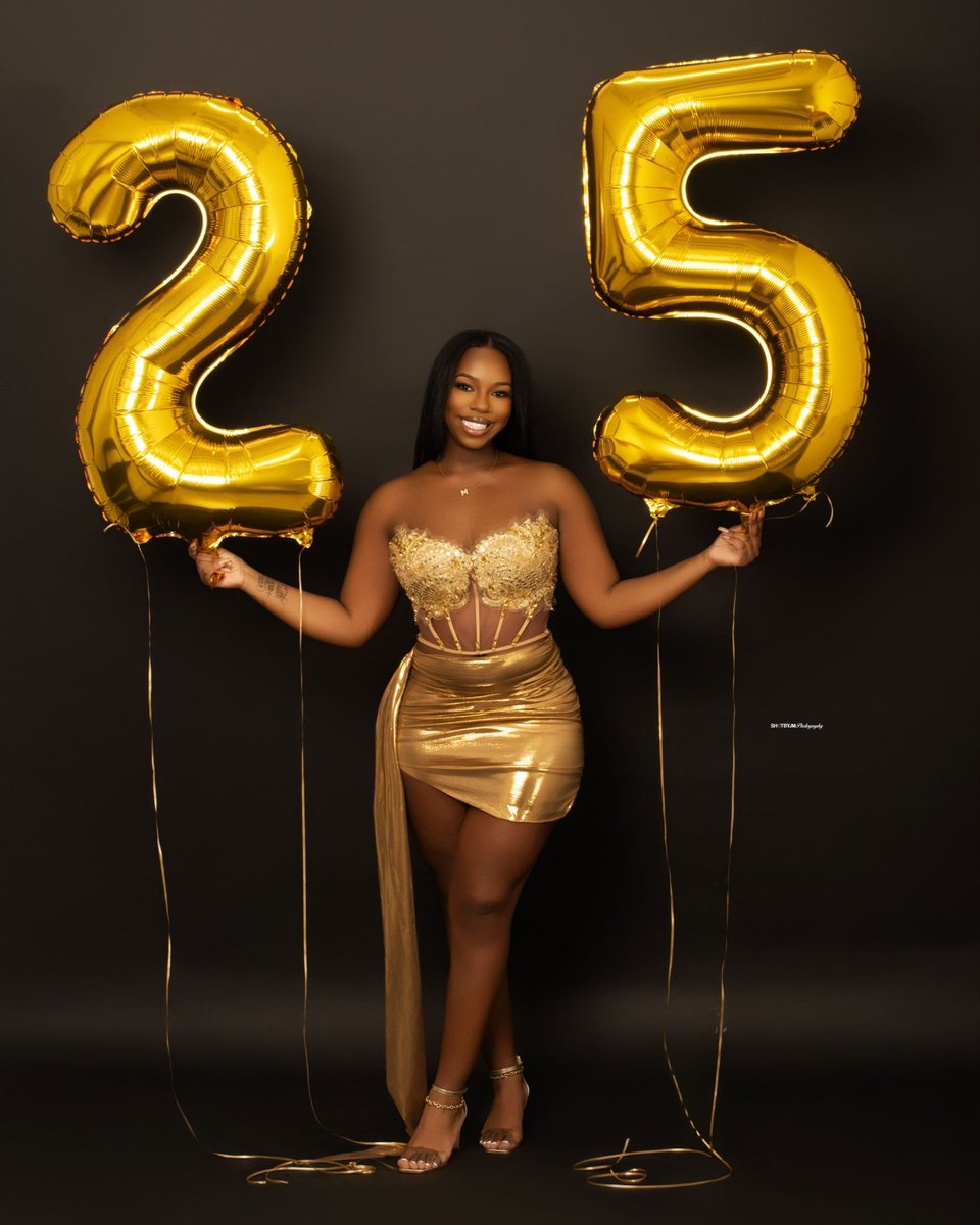 daph0125's tweet image. 25 on the 25th🥂💛 #goldenyear
