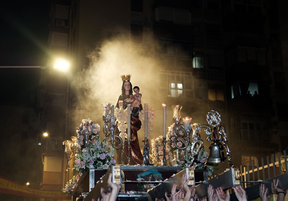 traspasoy7dolor's tweet photo. REPRESENTACIÓN | 
En la tarde de ayer, una representación de nuestro grupo parroquial estuvo presente en la procesión de la titular de nuestra parroquia, María Madre de Dios. En honor a la Santísima Virgen, nuestro grupo ofreció una gran petalada.

#CofradíasMLG #VísperasMLG https://t.co/5sQOe7BwgS