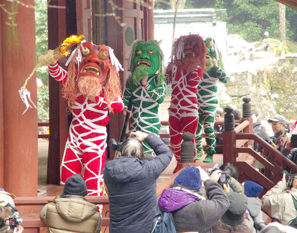 townryoutan's tweet photo. 〈気になる北近畿の節分祭👹３つ紹介〉
「鬼は内　福は外」の掛け声、ちょっとユーモラス!?な異形の鬼たちが闊歩、真夜中に行われる幻想的な神事―。どれも一度は体験したいお祭りです。
https://t.co/IRRmzvfnLU https://t.co/0quaSX8lRp