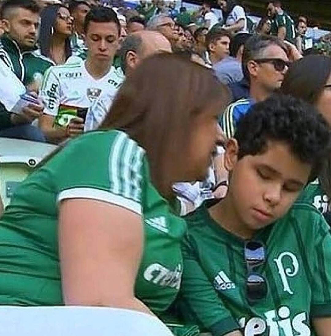 tusmedios's tweet photo. En 2019, una madre ganó el Premio a la Mejor Aficionada de la FIFA después de que la vieran en la multitud explicándole todo el partido a su hijo ciego.

«Describo los detalles, este jugador lleva mangas cortas, el color de sus botas de fútbol, el color de su pelo».
1/2 https://t.co/tnLlBGM3zb