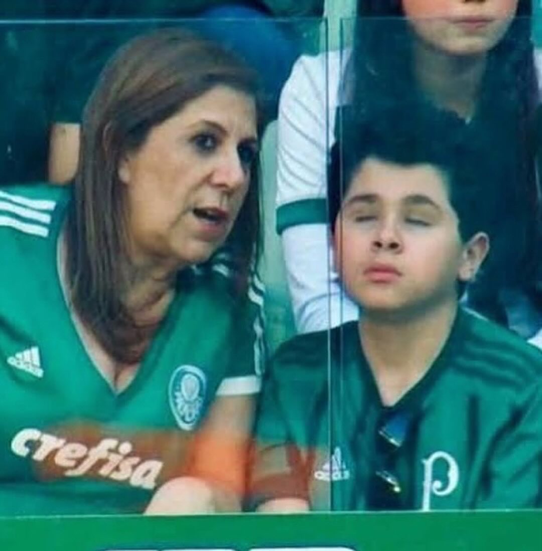 tusmedios's tweet photo. En 2019, una madre ganó el Premio a la Mejor Aficionada de la FIFA después de que la vieran en la multitud explicándole todo el partido a su hijo ciego.

«Describo los detalles, este jugador lleva mangas cortas, el color de sus botas de fútbol, el color de su pelo».
1/2 https://t.co/tnLlBGM3zb