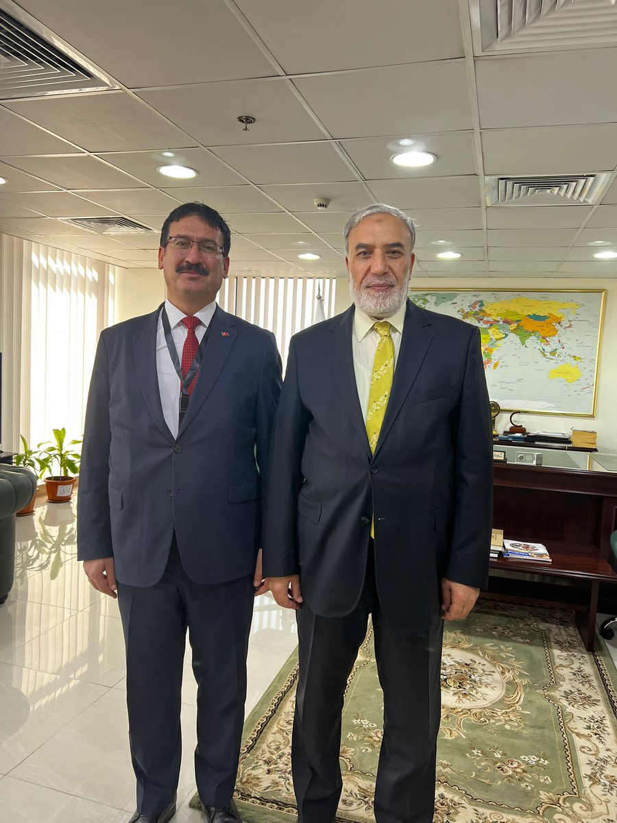 Kıymetli Hemşehrimiz, İslâm İşbirliği Teşkilatı Genel Sekreter Yardımcımız Musa Kulaklıkaya Bey'i makamında ziyaret ettim. Misafirperverliğinden dolayı teşekkür ediyorum. Allah işlerinde kolaylıklar versin.