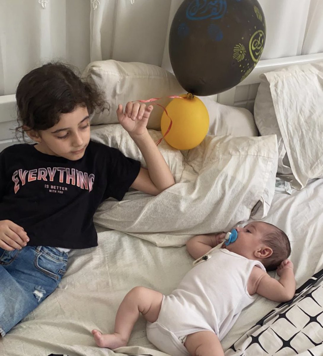 الله رزقني هذه الروح منذ ٧ سنوات.. يشهد الله أنني منذ لحظة معرفتي بحملها وأنا أحمل لها حبًا ليس مثله حب. يشهد الله أنني اعتنيت بها بكل ما استطعت. يشهد الله أنها كبرت كالنسمة. يشهد الله أنني لم أنم يومًا طوال السنوات الست إلا وأنا أسهر على راحتها. يشهد الله أنني حفظت كل ذرة في