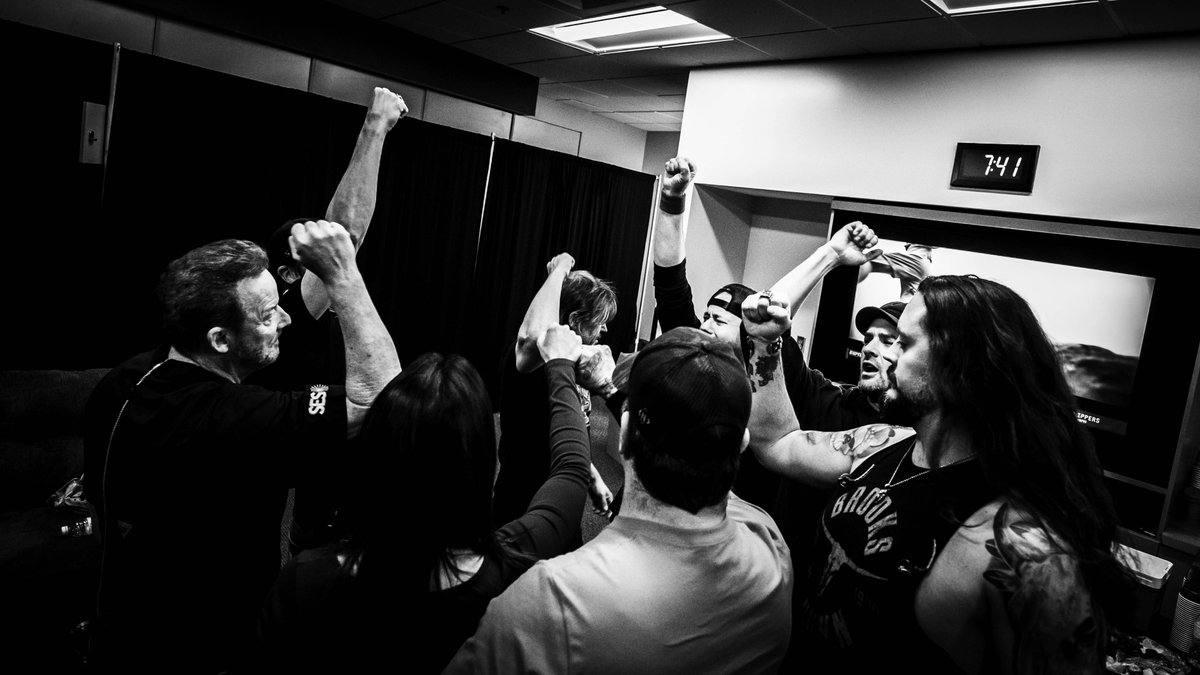 Before the show, there’s the backstage huddle 👊

📸: Hunter Wurzelbacher