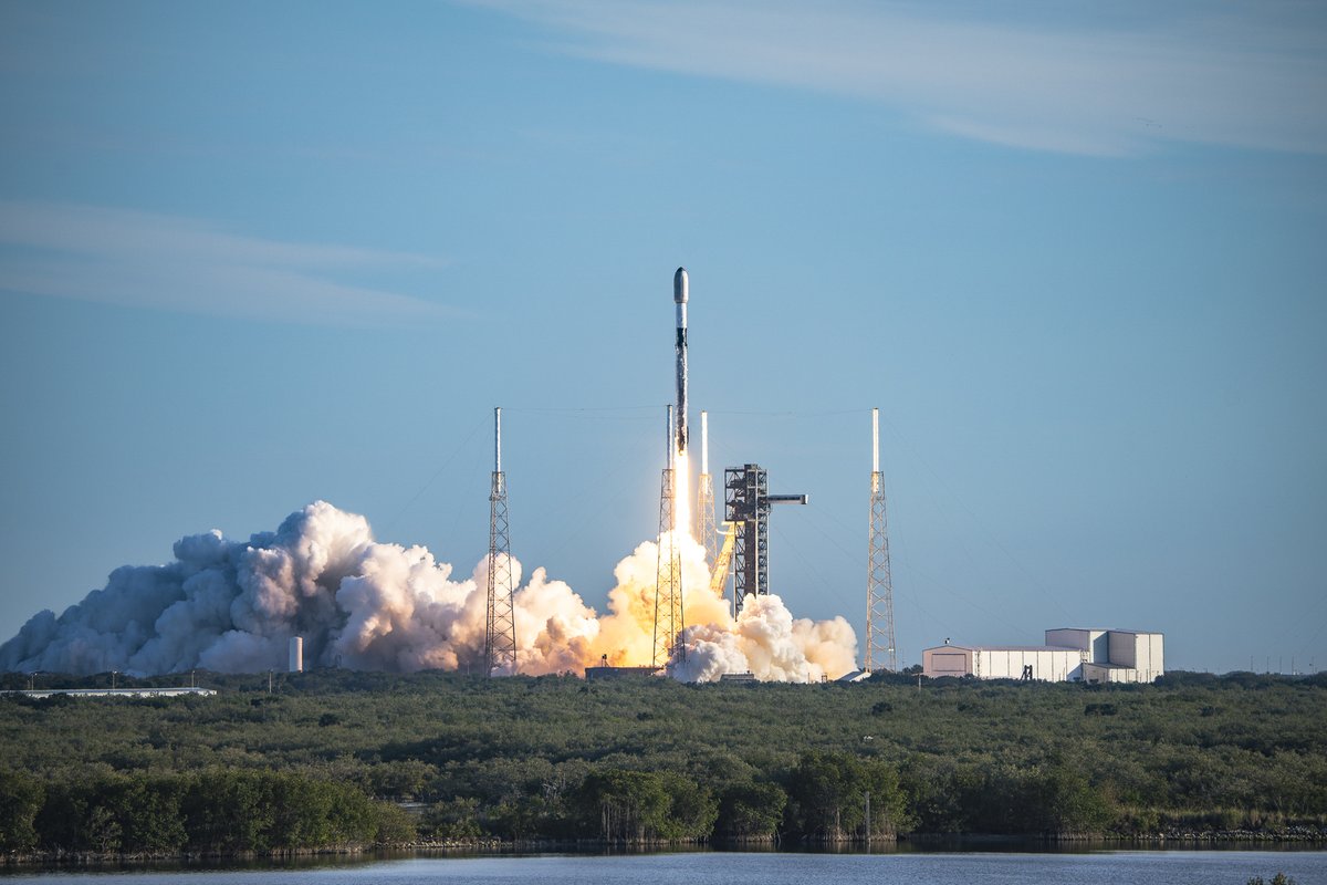 SpaceX's tweet photo. Falcon 9 lifts off from pad 40 in Florida, delivering 21 @Starlink satellites to the constellation https://t.co/3GKcMhHCdQ