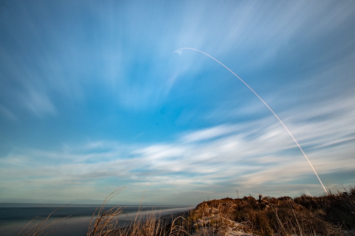 SpaceX's tweet photo. Falcon 9 lifts off from pad 40 in Florida, delivering 21 @Starlink satellites to the constellation https://t.co/3GKcMhHCdQ