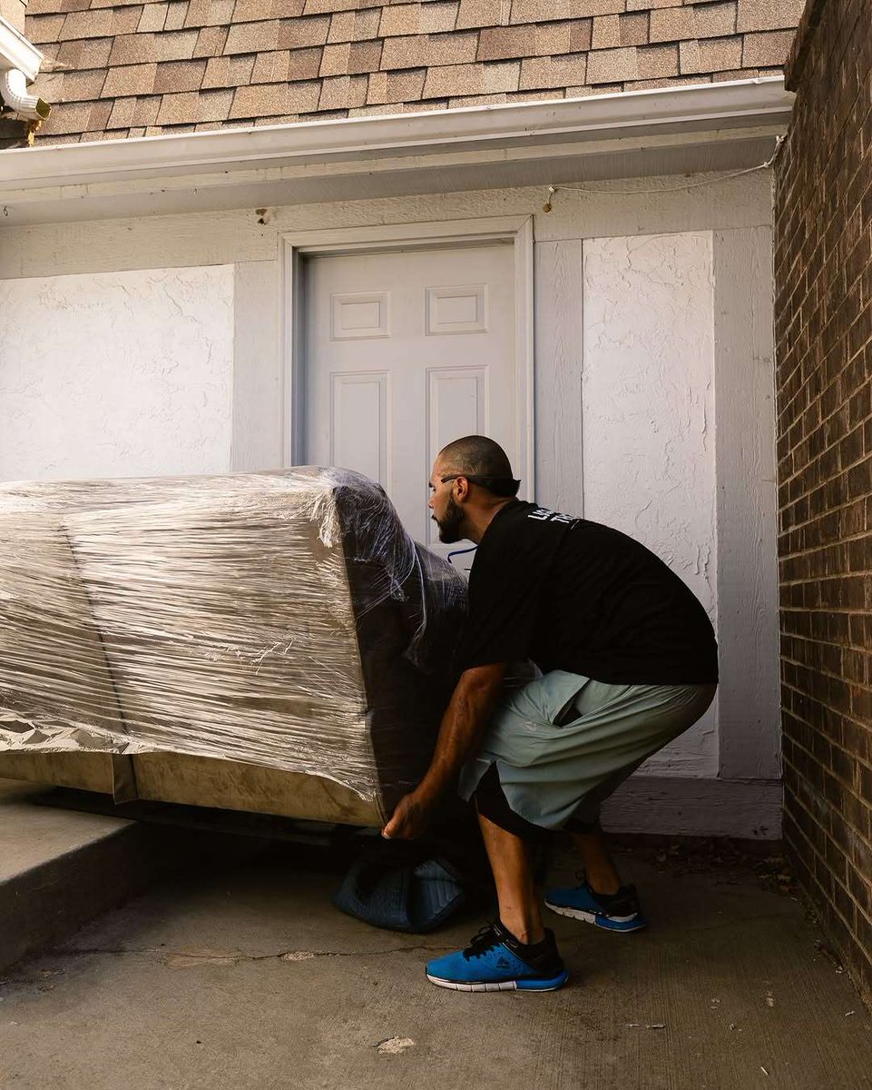 Movingproz's tweet image. Our Kansas movers do more than transport your stuff—they move your life with care 📦 From wrapping fragile treasures to expert stacking, we handle every detail with precision.

Ready to relax on moving day? We’ve got this 🚚#MovingProz #KansasMoves #FlawlessMoves #KansasCityMoves