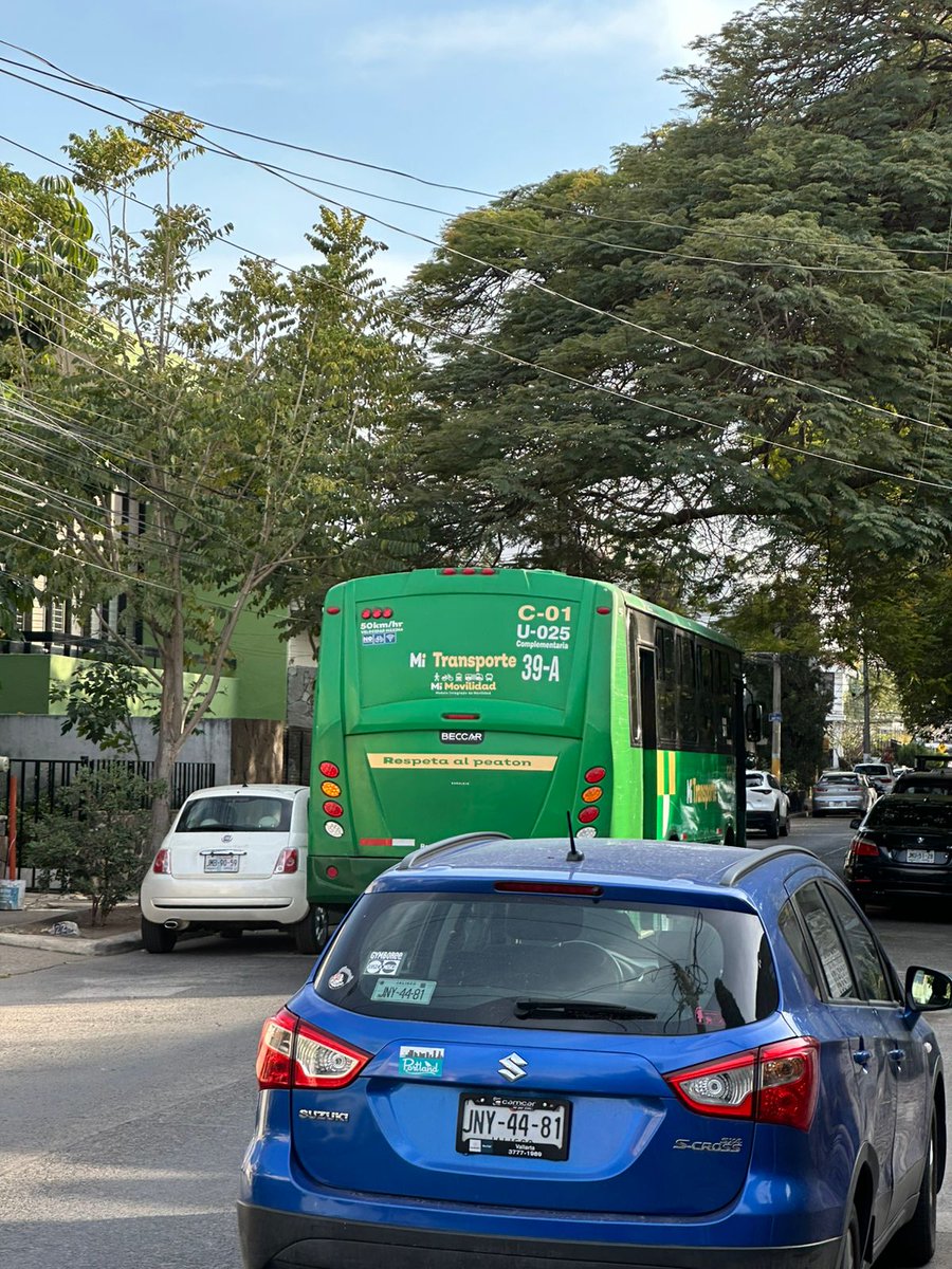vallartanortesl's tweet photo. Unidad C01 U025 entrando por Gral Prim desviando su ruta entrando a calles de la colonia,la semana pasada la C01 U011 también, misma calle.Pedimos a @TransporteJal nos auxilien con esta irregularidad @SecDiegoMonraz muchas gracias porque siempre nos atiende
@JaliscoVial atención https://t.co/jYzEKeedGQ
