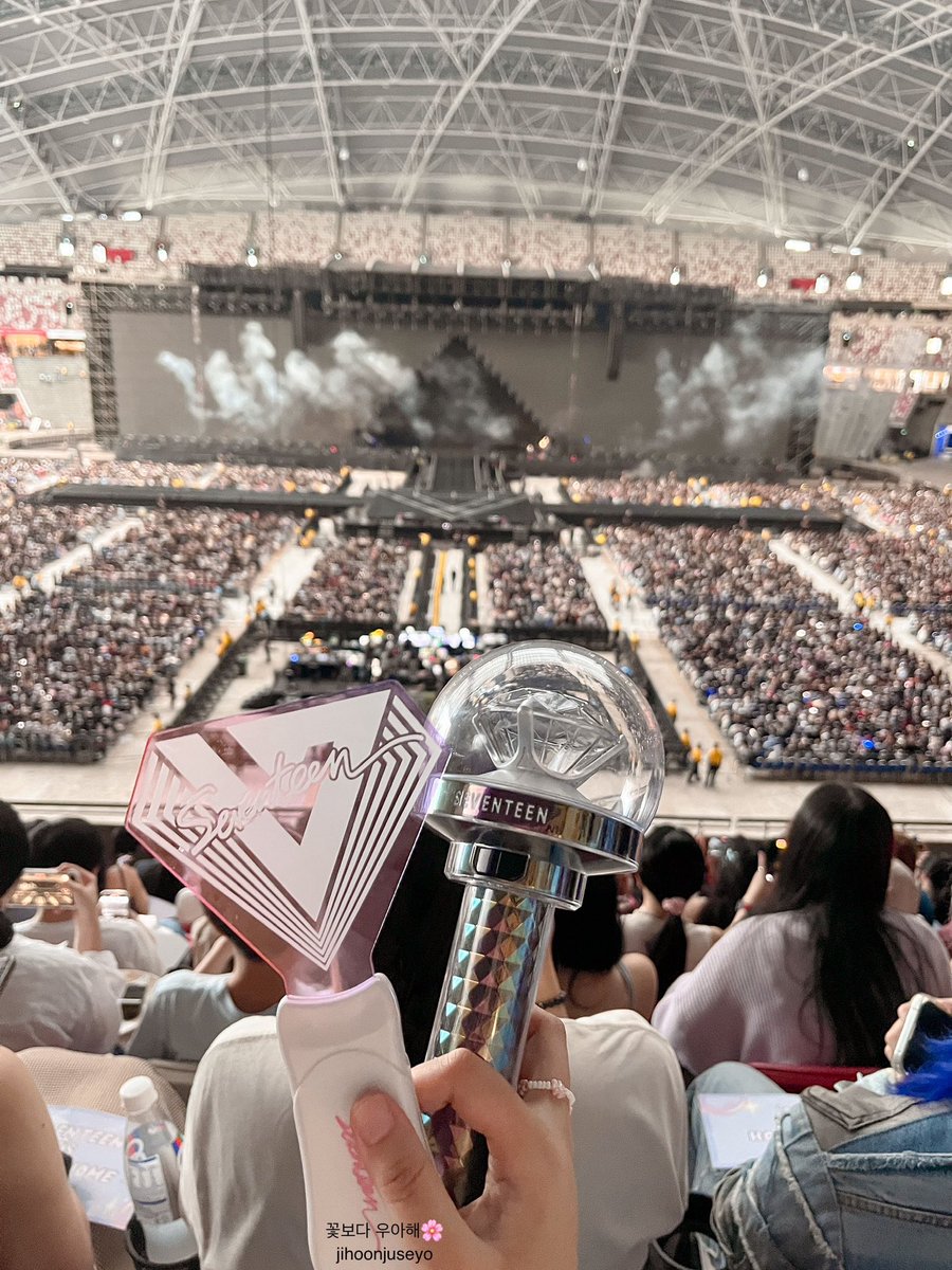 seeing this scale of growth is so overwhelmingly emotional.

last weekend was my tenth time seeing seventeen through the course of almost ten years being a CARAT. you can really see the sheer growth in budget, stage designs and even of the growth of each member 😭