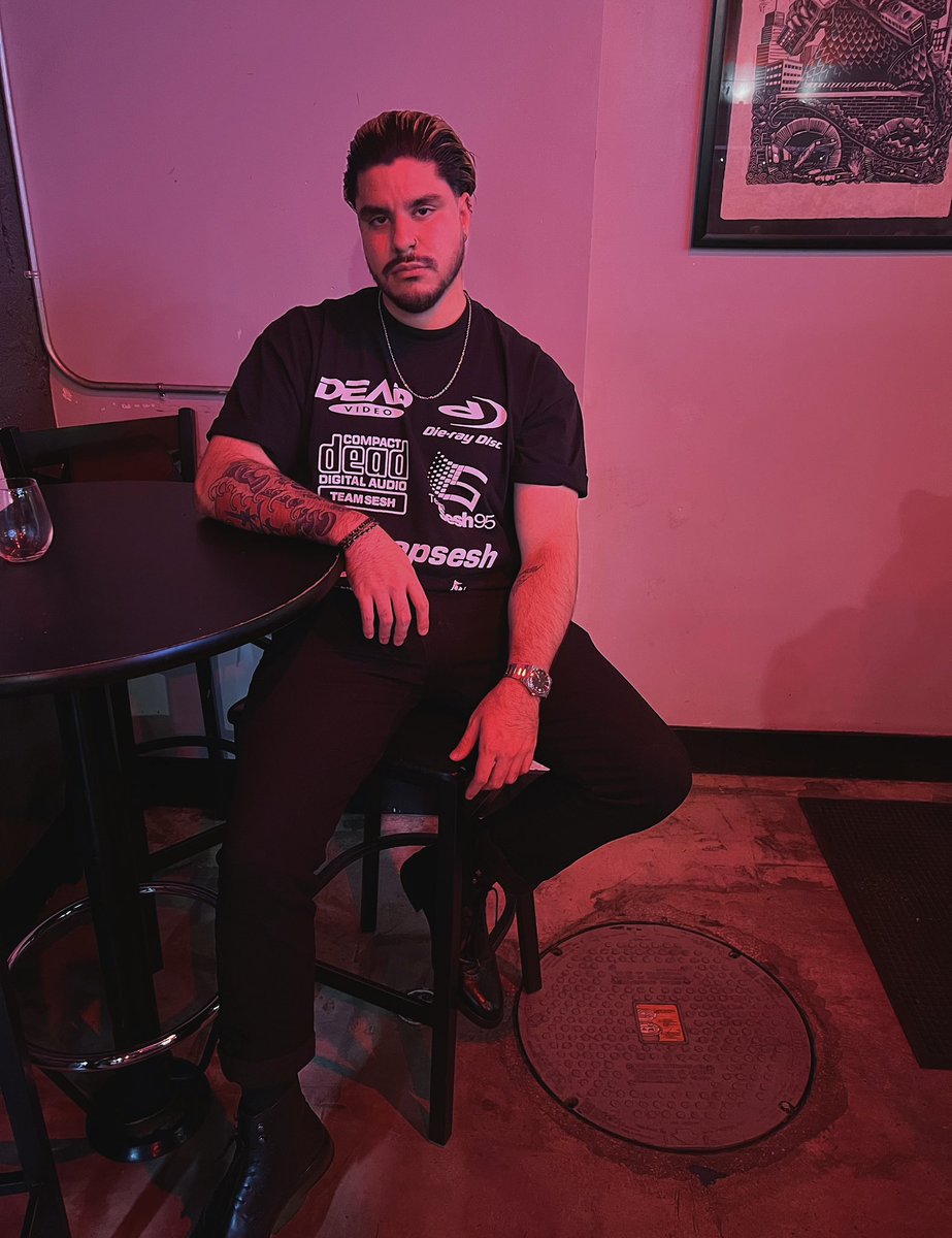 dappercris_'s tweet photo. rappers always falling off but #SESH ain’t never logging off. https://t.co/VaHz9kNuwE