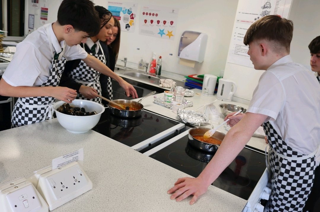AANetherwood's tweet photo. Thank you so much for the opportunity @foodTcentre #FishHeroes for the #mightymussels as well as #offshoreshellfish @fishmonger.co for some of the best mussels I've ever eaten! Students loved cooking them and so many enjoyed them! #Netherwood_Academy #BarnsleyIsBrill https://t.co/yiFKE0oJOX