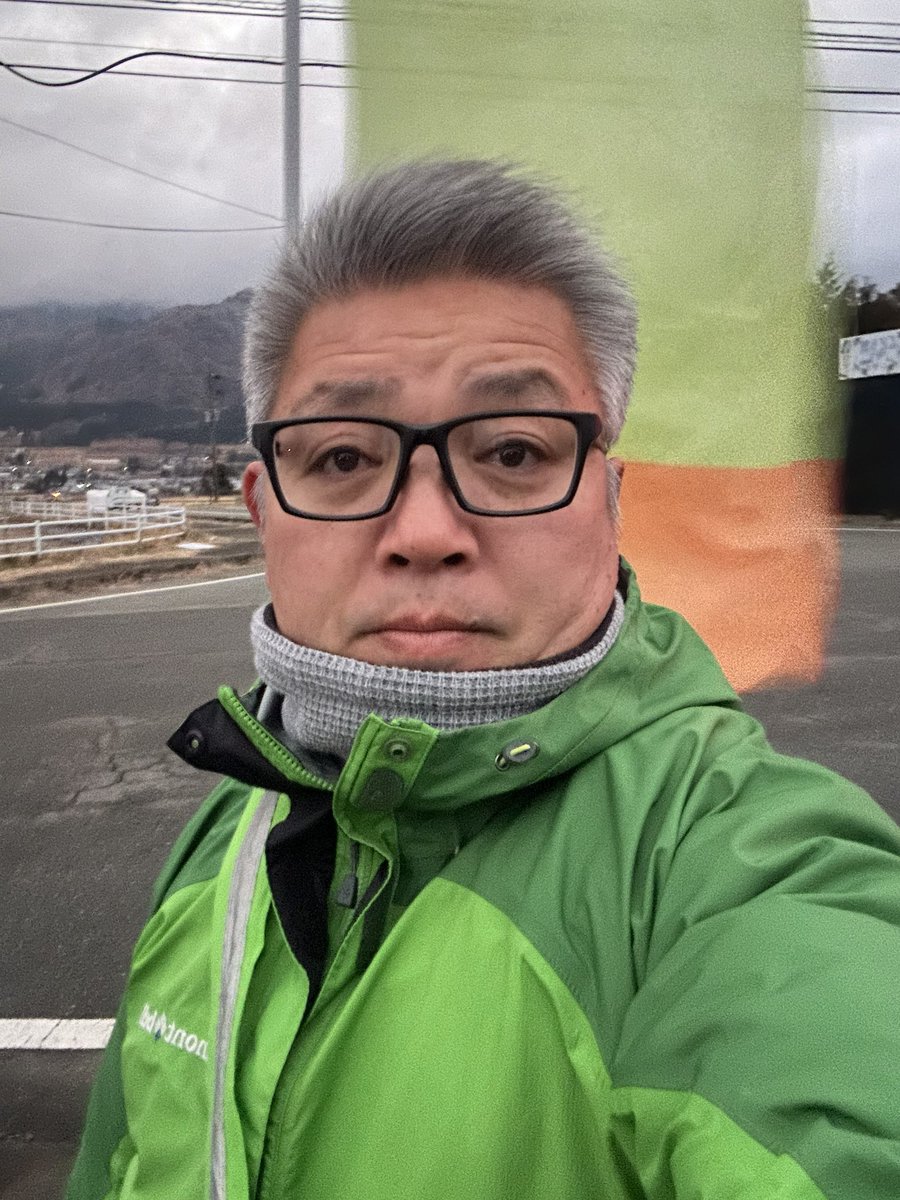 kuma_3_net's tweet photo. 今日の朝活は、JA阿蘇南中央支所前交差点でした。
途中雪の舞う中でしたが、暖かく手を振っていただき、元気をいただきました！！

#朝活
#南阿蘇村
#生まれてよかった
#住んでよかった
#ずーっと住み続けられる村づくり
#工藤まさみ
#おはようございます
#ありがとうでございます https://t.co/mXoCdrwGK4