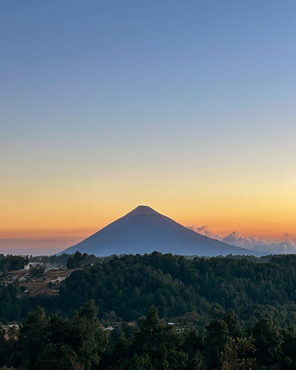 Volcanes de #Guatemala en pleno atardecer