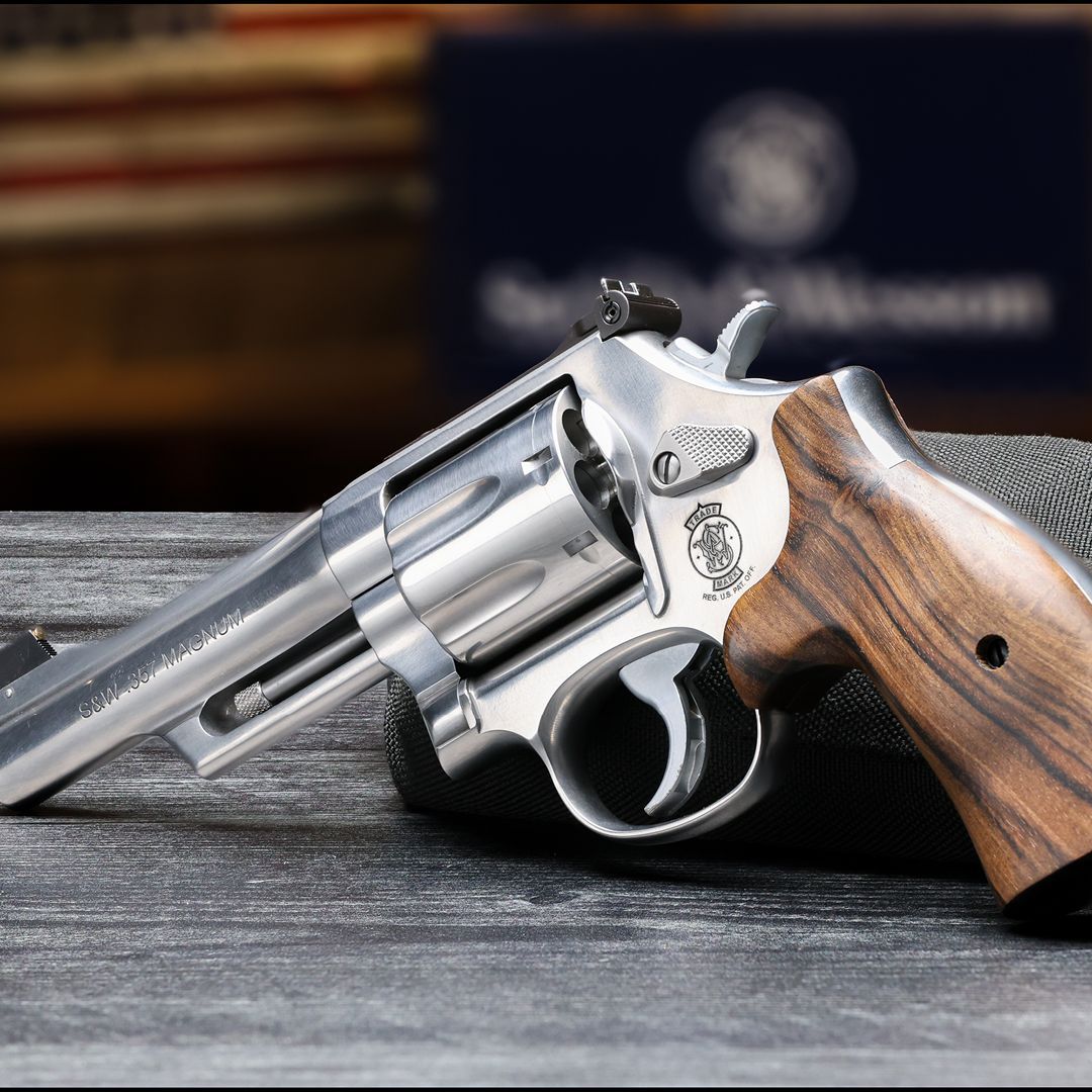 lipseysguns's tweet photo. Enjoy the view. Check out the video. https://t.co/9t59bCVKG5 #lipseysexclusive #mountaingun #44magnum #357magnum #nolock #smithandwesson https://t.co/u4ArYOBmOc