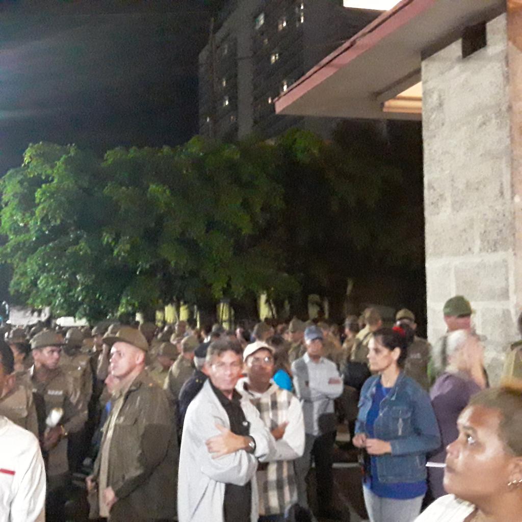 SNTCD_1971's tweet photo. Los trabajadores civiles #UnidosXCuba con los militares en la marcha de las antorchas #SiempreAntimperialista @CubaCentral https://t.co/Im55LBdmHZ
