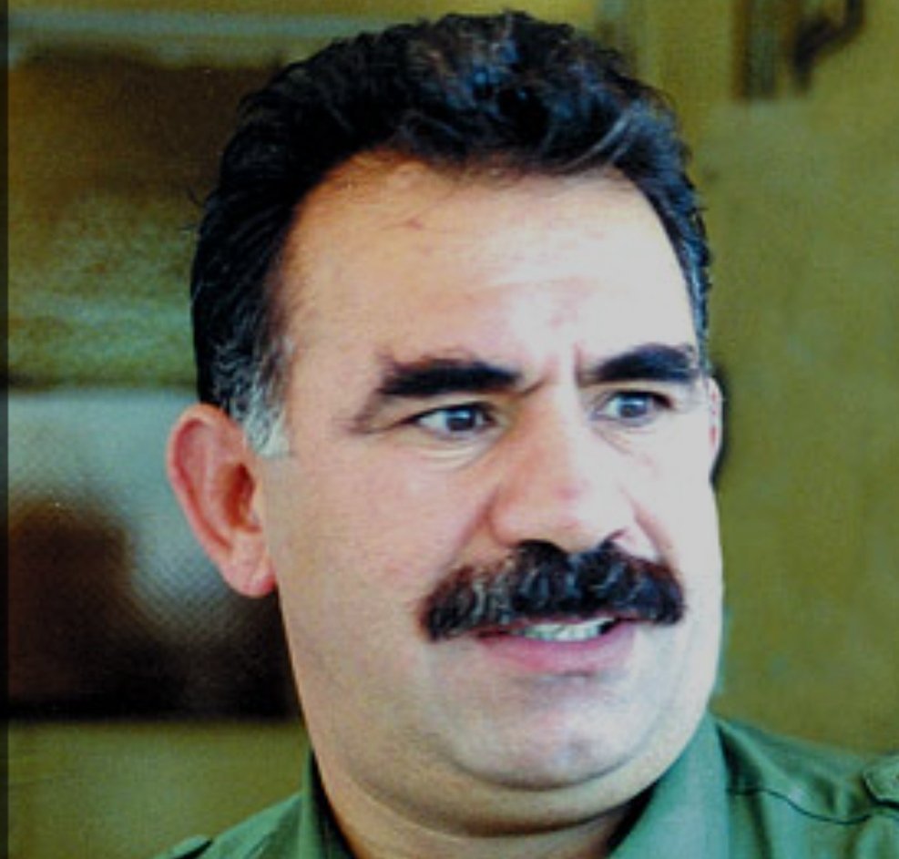 دوای ئەوەی سەرۆک ئاپۆ بەرژەوەندییەکانی نەتەوەکەی نەفرۆشت،ئاک پارتی کۆتایی بە پڕۆسەی ئاشتی هێناو دیسان هەڕەشەو گوڕەشان دەکا

کەواتە ڕێگاکەی دووەمیان لەپێشە کە سەرۆک ئاپۆ باسی کرد

ڕێگە چارەی ئامریکا 😁😁