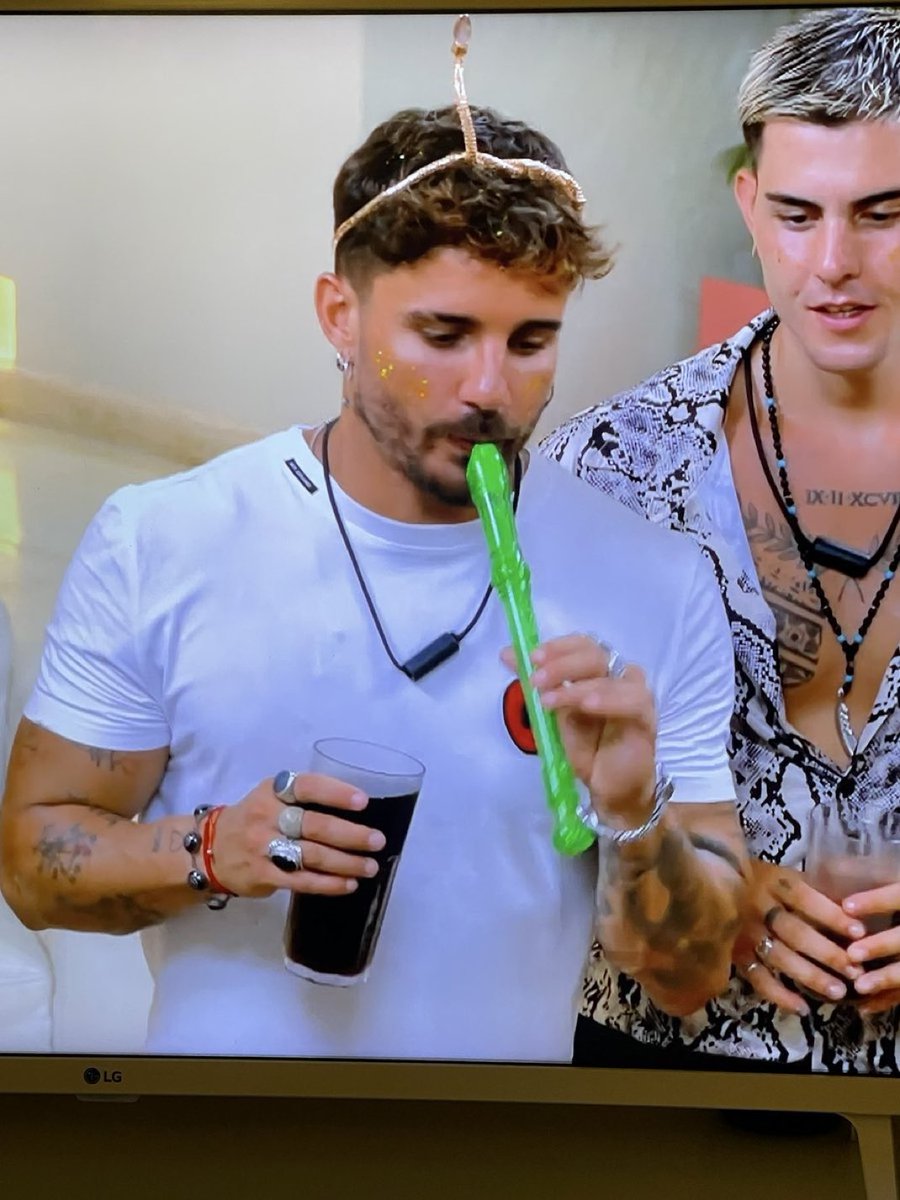 POR LA MAÑANA CAFE POR LA TARDE RON 

#LaIslaDeLasTentaciones4