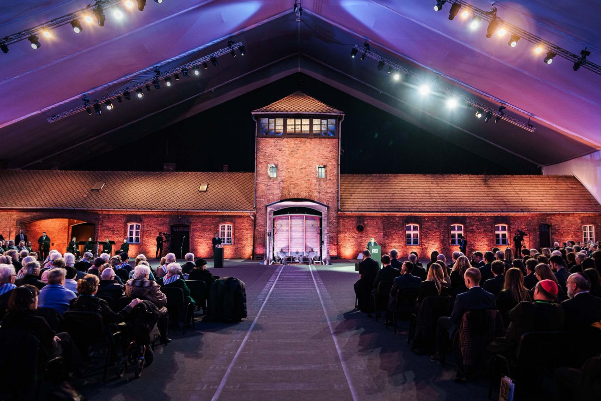 "Sei ein Mensch" 
Ich komme gerade aus <a href="/AuschwitzMuseum/">Auschwitz Memorial</a> zurück nach #MaHe, und bin fassungslos, wenn ich die aktualisierte Tagesordnung des Bundestages ansehe. Die Geschichtsvergessenheit der <a href="/cducsubt/">CDU·CSU</a> ist beispiellos und macht mich ratlos.