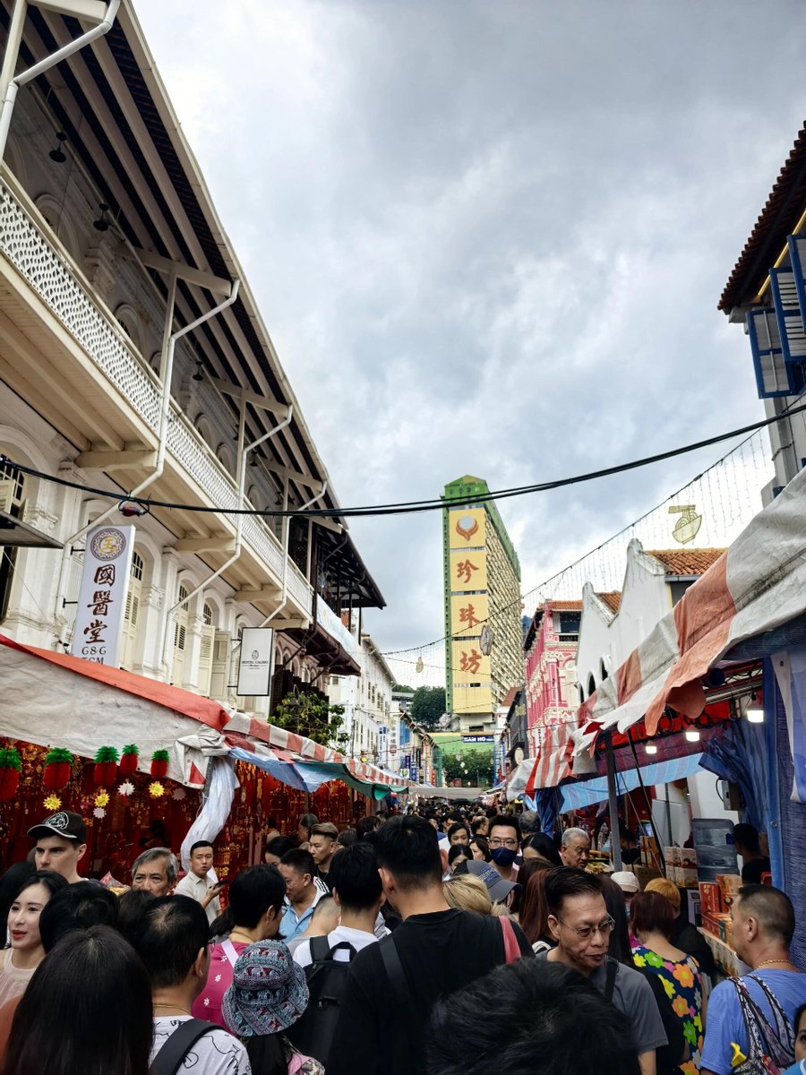 dvcdfccc's tweet image. Before the Spring Festival, Singapore has lantern festivals and flower shows. Going out of Chinatown MRT station is full of festive atmosphere. There are crowds of people singing and dancing, which attracts applause and cheers.