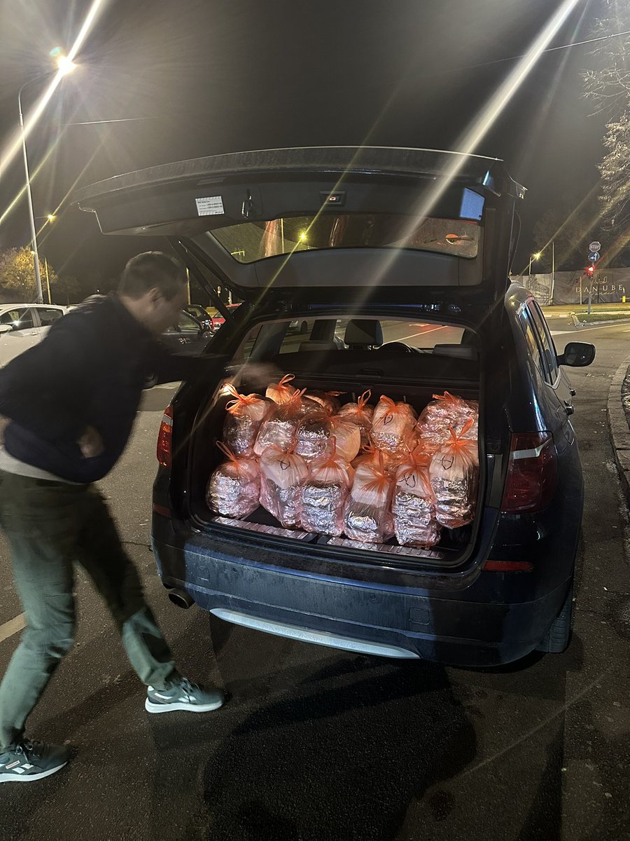 čovek upravo u ćirinom drvcetu kupio 270 pljeskavica za studente 🙏 #beograd #protesti